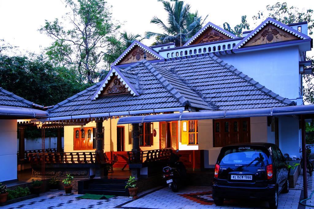 Mom&Pop Thyparambil Heritage Alappuzha Exterior photo